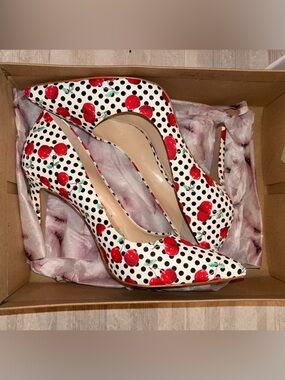 Jessica Simpson Women's Pointed-Toe Cherry Print Pumps in White/Red
